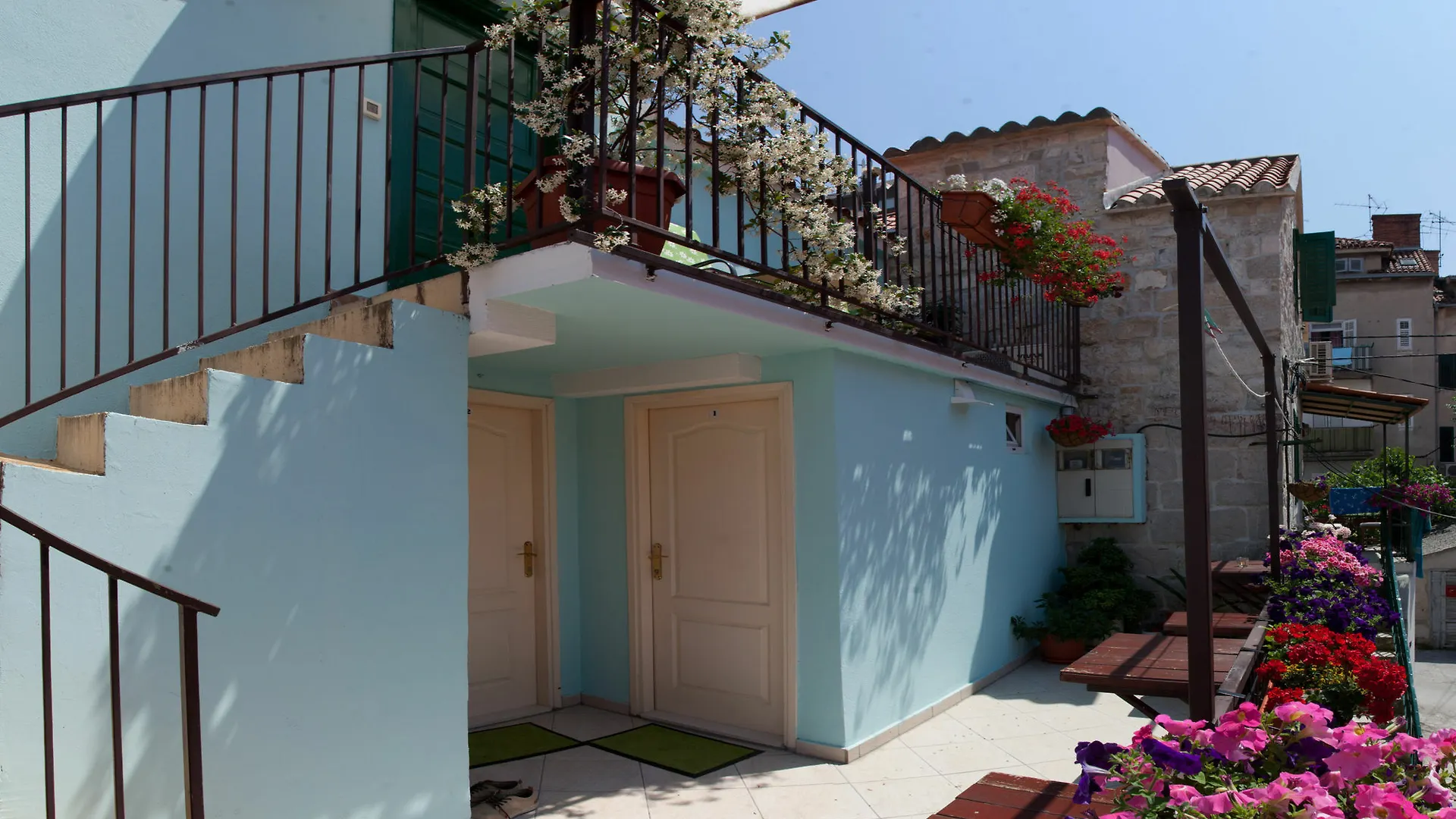 House Sandra Split