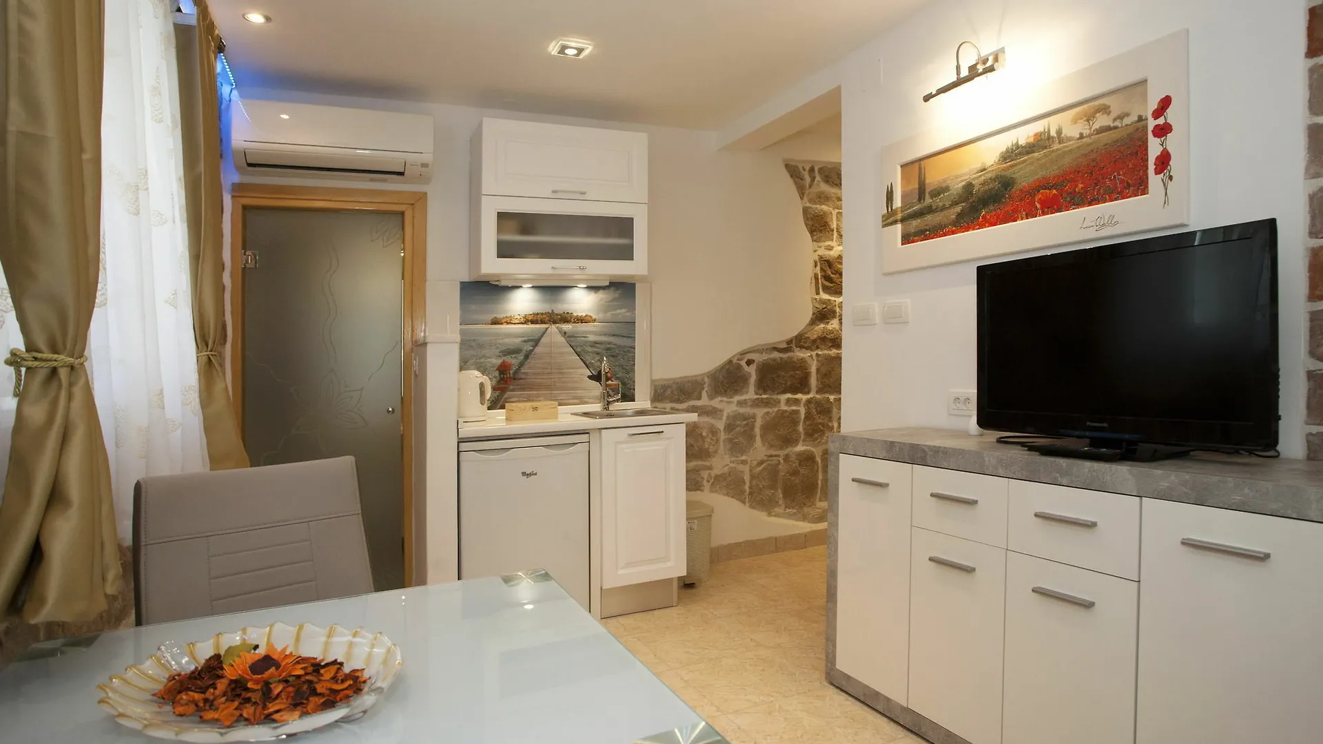 House Sandra Split Guest house